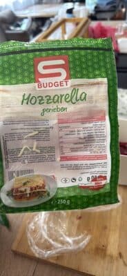 Mozzarella gerieben
